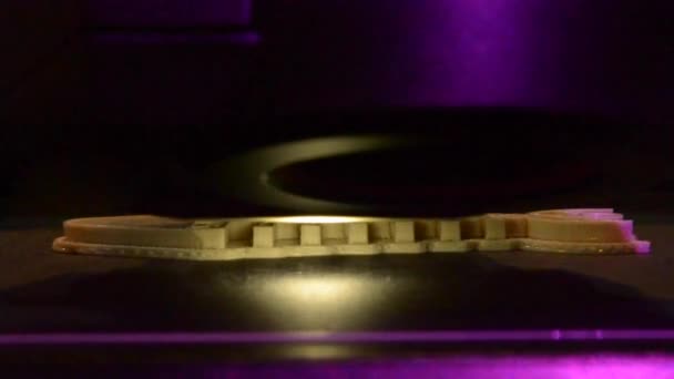 Afdrukken op een 3D-printer van een volumetrische shape-object van een close-up — Stockvideo