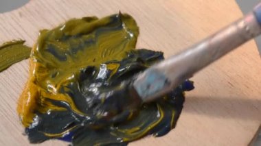 Sarı ve mavi paletinde yağlı boya karıştırma