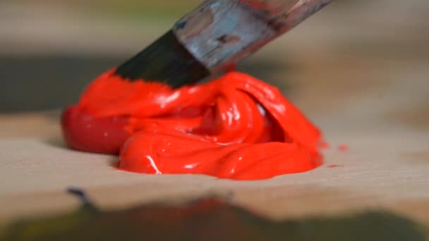 Mélange de peinture à l'huile avec un pinceau — Video