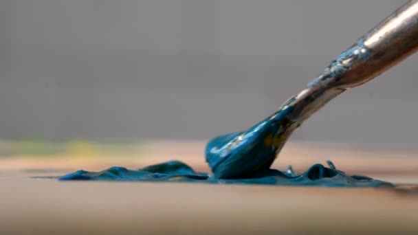 Peinture bleu sont mélangés avec un pinceau — Video