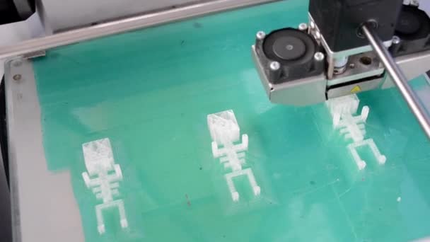 Impresora 3D trabajando y creando un objeto a partir del plástico fundido en caliente — Vídeo de stock