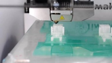 3D yazıcı çalışıyor ve sıcak erimiş plastikten bir nesne oluşturuyor
