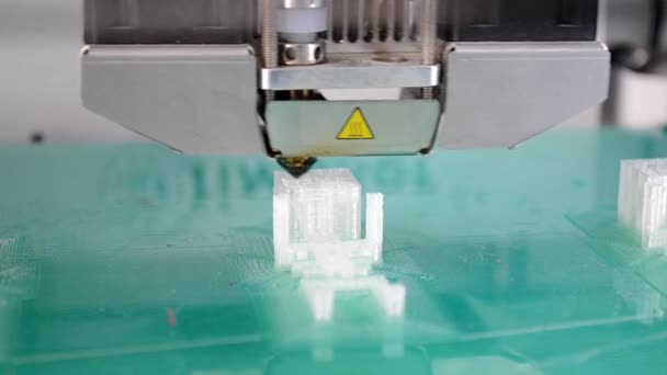 3D εκτυπωτή εργασίας και τη δημιουργία ενός αντικειμένου από το ζεστό λιωμένο πλαστικό — Αρχείο Βίντεο
