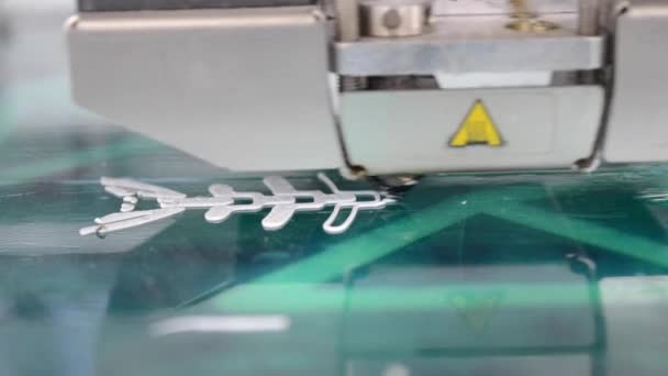 3D-printer werkt en maakt een object van de hete gesmolten kunststof — Stockvideo