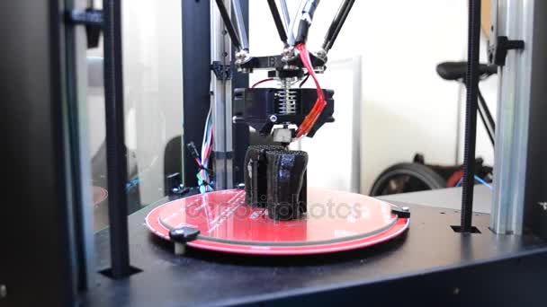 3D принтер работает и создает объект из горячего расплавленного пластика — стоковое видео