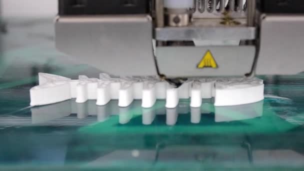 3D tiskárna pracuje a vytváří objekt z rozpáleného roztaveného plastu — Stock video