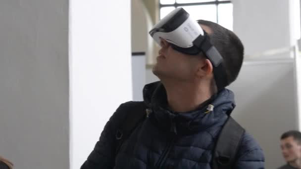 Технологія фестиваль Innotech, Україна, Київ 8 квітня 2017: молода людина використовує віртуальну реальність шолом. — стокове відео