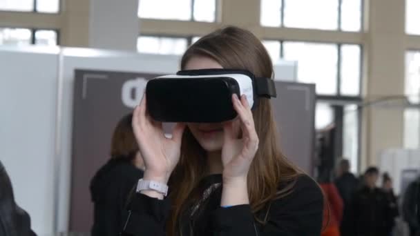 Фестиваль технологий "Иннотех", Украина, Киев 8 Апреля 2017 Молодая женщина пользуется шлемом виртуальной реальности . — стоковое видео