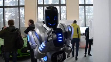 Teknoloji Festivali Innotech, Ukrayna, Kiev 8 Nisan 2017: robot sergi ziyaretçi ile iletişim kurar.