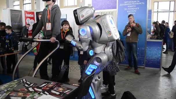 Технологія фестиваль Innotech, Україна, Київ 8 квітня 2017: робот спілкується з відвідувачів виставки — стокове відео