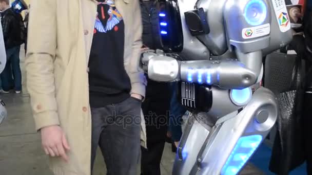 Teknoloji Festivali Innotech, Ukrayna, Kiev 8 Nisan 2017: robot sergi ziyaretçi ile iletişim kurar. — Stok video