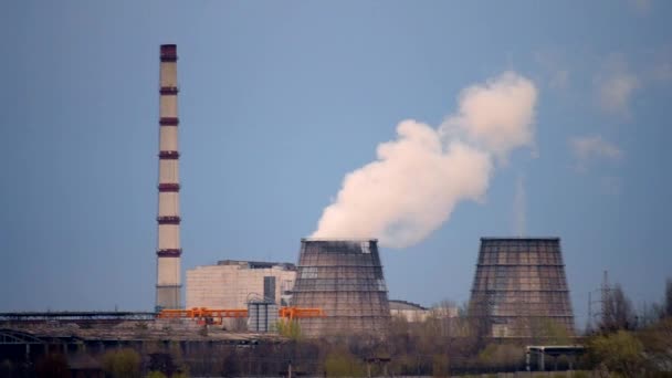 Central termoeléctrica cerca — Vídeo de stock