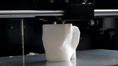 3D yazıcıya iş ve erimiş plastik yakın çekim şeklinde yazdırır.