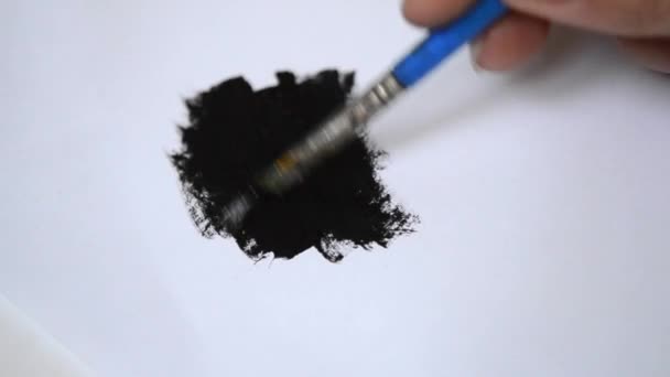 Dibujo con pincel sobre papel blanco con pintura negra — Vídeos de Stock