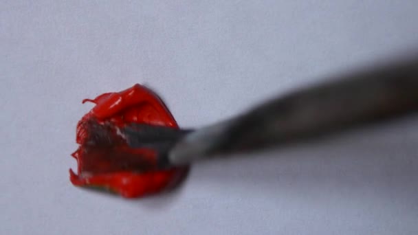 白い紙に赤いペンキでペイント ブラシを使用した描画 — ストック動画