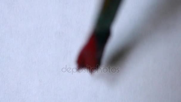 Zeichnung mit Pinsel auf weißem Papier mit roter Farbe — Stockvideo