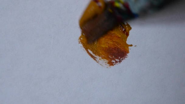 Dessin au pinceau sur papier blanc avec peinture marron 