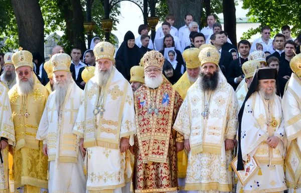 El patriarca Kirill y los demás obispos sobre la liturgia en Kiev — Foto de Stock