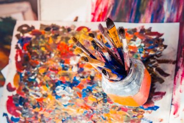 Bir cam ve çizim Boya fırçaları