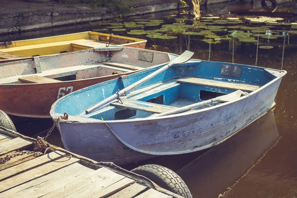 Старая железная лодка — стоковое фото