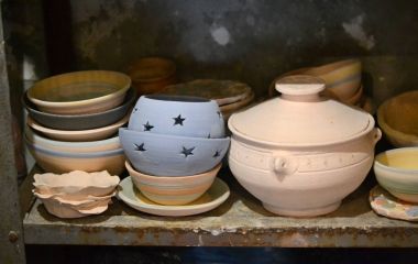 Seramik kil ürünler rafta standı