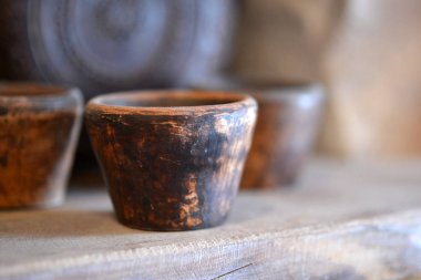 Seramik kil ürünler rafta standı