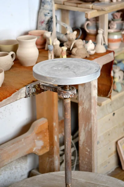 Pottery studio and potters wheel — Stock Photo, Image