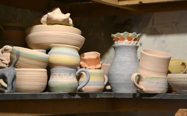 Cerâmica argila produtos estão na prateleira — Fotografia de Stock