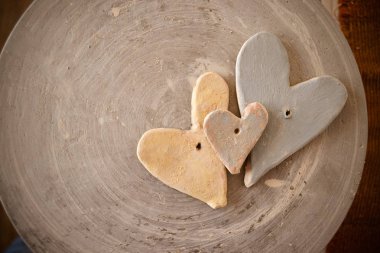 Potters tekerlek üzerinde üç kil kalpler