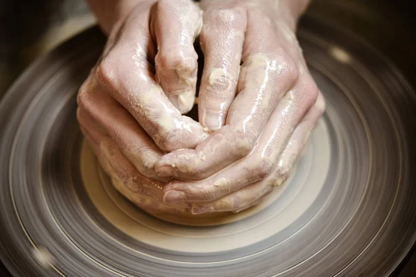 Master potter złożyć ręce rzeźbi produktu glina — Zdjęcie stockowe