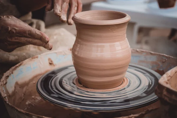 Wazon świeże gliny potters wheel — Zdjęcie stockowe