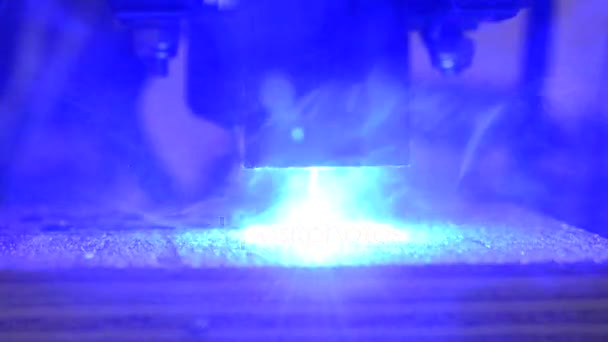 Laserové gravírování na dřevo detail. — Stock video