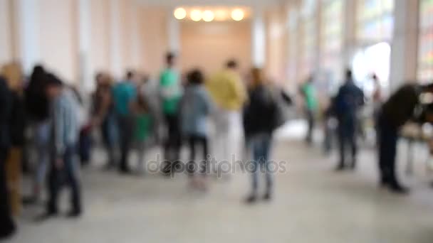 Timelapse Fondo borroso muchas personas dentro del edificio — Vídeo de stock