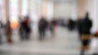 Birçok binanın içinde insan arka plan bulanık