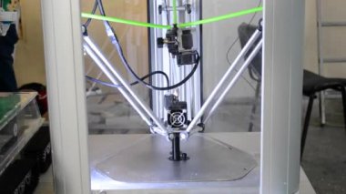 3D yazıcı ile erimiş plastik yakın çekim hacimsel bir oluşturur.