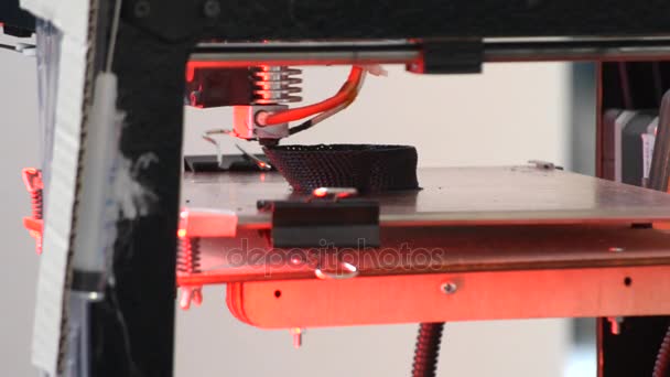3D a impressora cria um objeto volumétrico com plástico fundido close-up . — Vídeo de Stock
