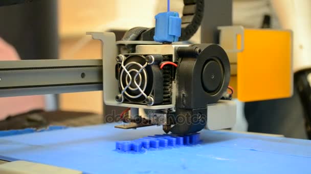 3D l'imprimante crée un objet volumétrique avec un gros plan en plastique fondu . — Video