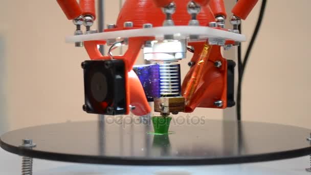 3D принтер создает объемный объект с расплавленным пластиковым крупным планом . — стоковое видео