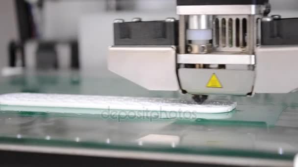 3D la impresora crea un objeto volumétrico con un primer plano de plástico fundido . — Vídeos de Stock