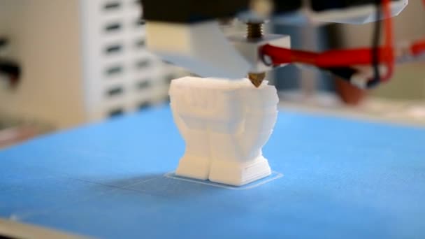 3D-Drucker erzeugt ein volumetrisches Objekt mit geschmolzenem Kunststoff in Nahaufnahme. — Stockvideo
