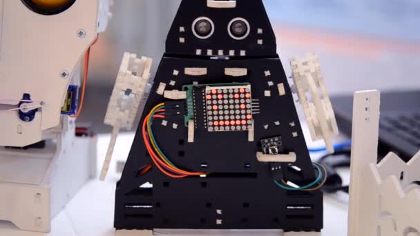 Прототипы роботов-игрушек — стоковое видео
