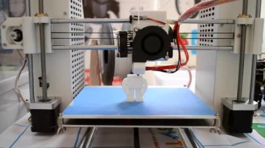 3D yazıcı ile erimiş plastik yakın çekim hacimsel bir oluşturur.