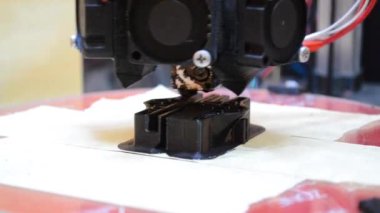 3D yazıcı ile erimiş plastik yakın çekim hacimsel bir oluşturur.