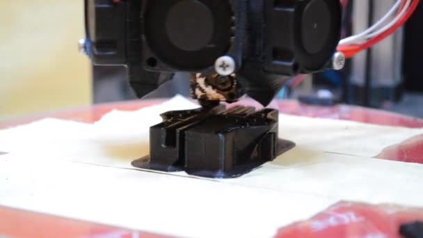 3d 프린터는 녹은 플라스틱 클로즈업 된 체적 개체를 만듭니다. — 비디오
