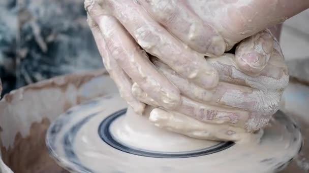 Workshop Molding van clay op het wiel van een pottenbakkers — Stockvideo