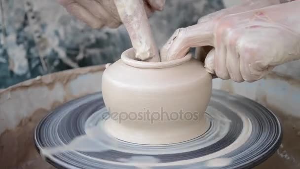 Workshop gjutning av lera på en keramiker hjul — Stockvideo