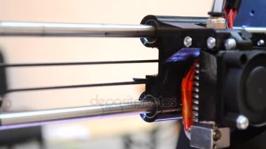 3D yazıcı çalıştırma ve üç boyutlu bir nesne oluşturma süreci.