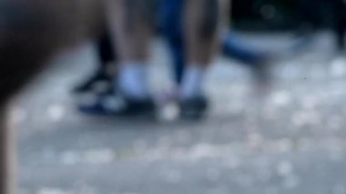 Arka plan bulanık insanlar belgili tanımlık açık havada yürüyüş