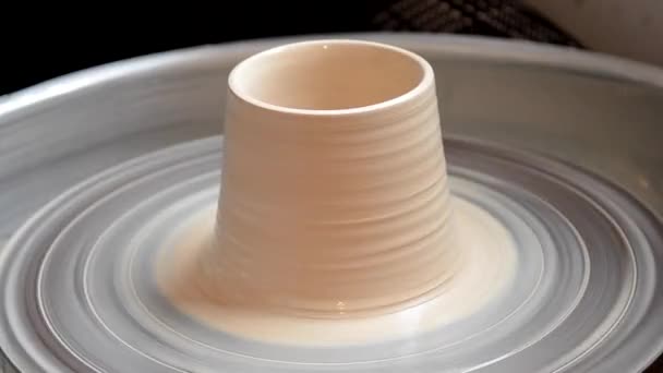 Un pot d'argile tourne sur une roue de potiers — Video