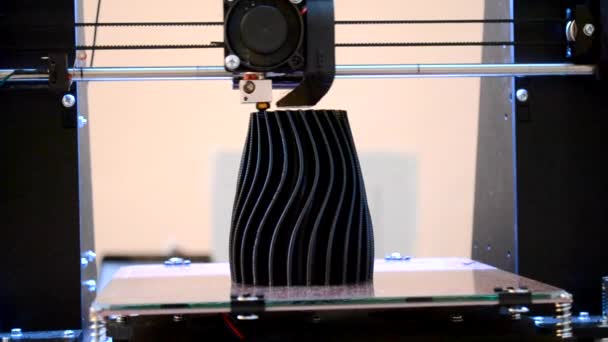 Processen att arbeta 3D-skrivare och skapa ett tredimensionellt objekt — Stockvideo